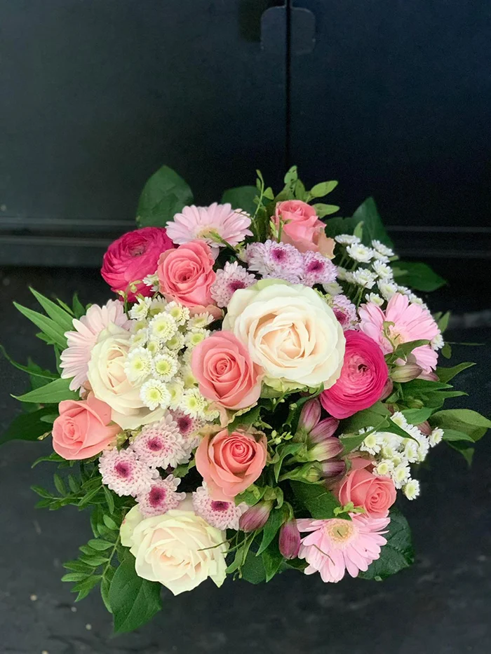 Blumendeko in Herzform