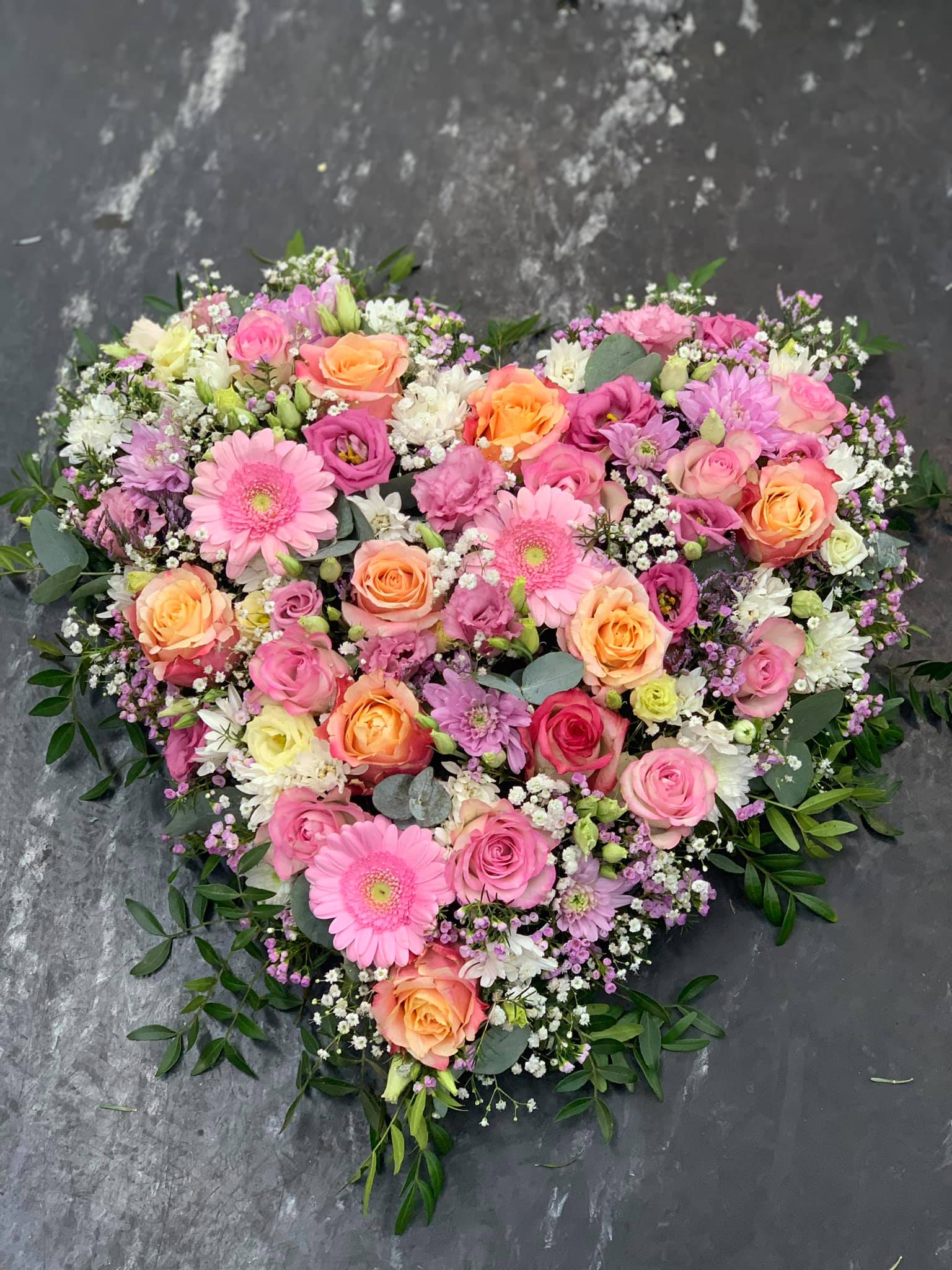 Blumendeko in Herzform