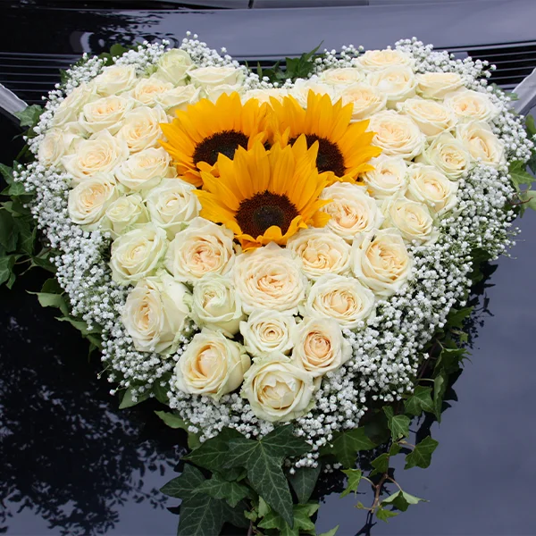 Blumendeko auf einem AUto